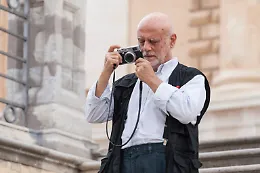Ferdinando Scianna inaugura "Conversazioni ad alta quota" a Villa Neri: fotografia, memoria e riti dell'Etna