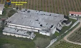 Rifiuti gestiti illecitamente nel capannone con amianto: scatta sequestro