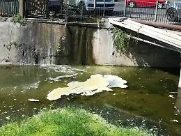 Catania, Via San Giuseppe la Rena: lavaggio di pentolame alla fontana pubblica