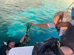 I fondali del mare di Lampedusa ripuliti dai volontari