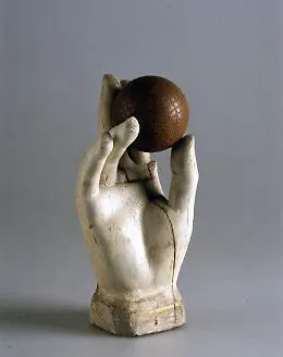 Rubano palla da biliardo dall' "Assemblage" di Man Ray: Polizia la ritrova