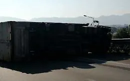Palermo, tir si ribalta sulla A29 e "sparge" olio di palma: traffico in tilt