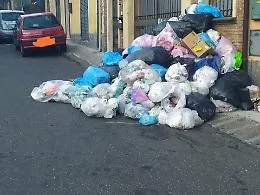 Pedara, sciopero netturbini: tra i sacchi topi e vermi