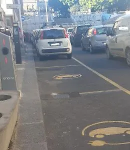 Catania, largo Paisiello: auto in sosta negli stalli per auto elettriche