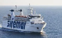 Vento di scirocco "sballotta" traghetto che salta approdo a Panarea