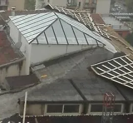 Piazza Cavour, crollano anche le protezioni del palazzo Liberty messo "in sicurezza"