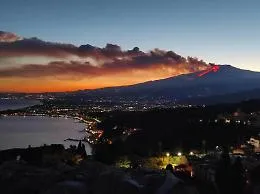 L' Etna ha gi&agrave; finito il suo show ma lascia lapilli su strade e pista aeroporto