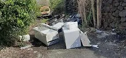 Acireale via Reina: incivili continuano a scaricare i loro rifiuti