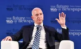Jeff Bezos si riprende lo scettro di pi&ugrave; ricco del mondo: ma New York fa causa ad Amazon