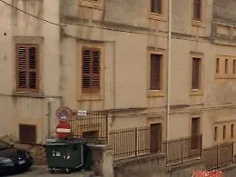Naro, &laquo;guerra&raquo;, proteste e feriti nel centro di accoglienza