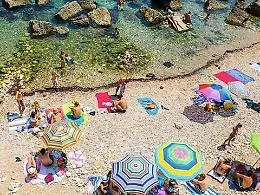 Solarium a Calarossa, l'ira degli ambientalisti: &laquo;Non privatizzate tutto&raquo;