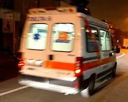 Fiat Punto si ribalta e il conducente viene sbalzato fuori: morto 23enne