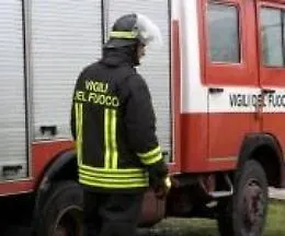 Catania, incendio lambisce il cimitero, a fuoco vegetazione e sterpaglie