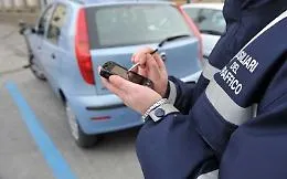 Palermo, botte all'ausiliario del traffico che lo multa perch&eacute; in doppia fila