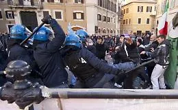 Anche i pescatori siciliani protestano a Montecitorio: scontri, fumogeni e bombe carta