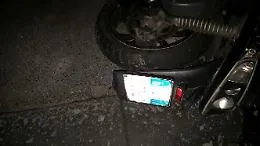 Scooter smantellato e abbandonato: sono rottami pericolosi