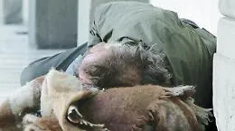 Fratturano tibia e perone a clochard
aggredito mentre stava dormendo...