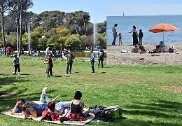 Pasquetta con sole e turisti: spiagge e citt&agrave; prese d'assalto