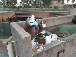 Catania, spazzatura nei tubi di presa d'aria in Piazza Europa