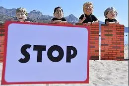 G7, flash mob in spiaggia a Giardini