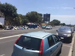Catania, sorpresi ad abbandonare rifiuti in via Teseo: multati