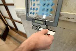 "Furbetti del cartellino" nel Palermitano,  timbravano e poi andavano alle slot machine