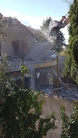 Mascalucia, via vai di forze dell'ordine per abbattere una villetta