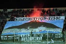 Striscione ultr&agrave; reggini contro Catania, undici Daspo