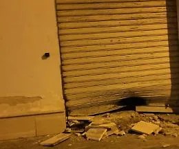 Bomba carta esplode davanti sala da barba a Siracusa