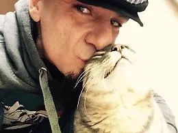 L'addio di J-Ax al suo gatto: &laquo;Ciao Little, mi hai salvato la vita&raquo;