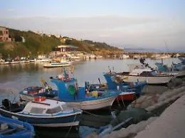 Alghe e sabbia "intrappolano" barche pescatori a Selinunte