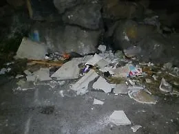 Catania, frammenti di vasche di eternit lasciati a terra a Barriera