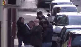 Vittoria, s'inventano avances sessuali per estorcere denaro all'ex datore di lavoro: arrestata coppia