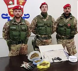 Patern&ograve;, in un casolare abbandonato una pistola e mezzo chilo di marijuana