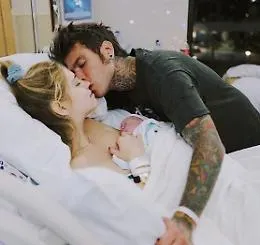 &Egrave; nato il figlio di Fedez e Chiara Ferragni: e loro postano la prima foto sui social