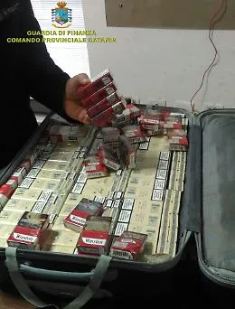 Tornano le sigarette illegali, contrabbandiere fermato a Catania