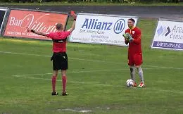 Il portiere non trattiene la pip&igrave;, l'arbitro lo espelle
