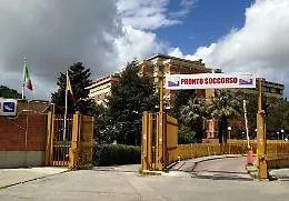 &laquo;Mi devi visitare subito&raquo;, calci e pugni all'infermiera del pronto soccorso