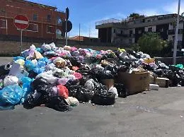 Netturbini al lavoro nei festivi, ma a Catania &egrave; ancora emergenza rifiuti