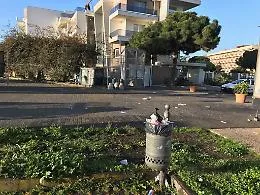 Catania, il piazzale Cannav&ograve; nel degrado tra cartacce e auto parcheggiate