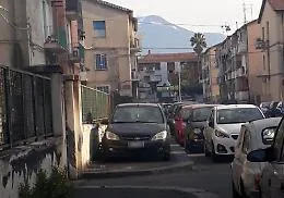 A Catania non trovi posto? Nessun problema c'&egrave; il marciapiede