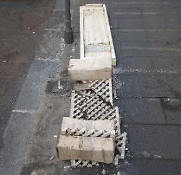 Arredo urbano vandalizzato in via Monfalcone a Catania