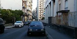 Auto abbandonata  in via Macherione a Catania, segnalata ai vigili ma senza sortire effetto