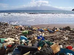Sulle spiagge siciliane 787 rifiuti ogni 100 metri di arenile