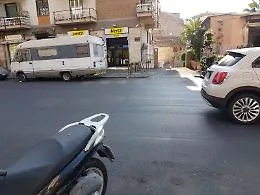 Catania, in via Imbriani rifatto l'asfalto: le strisce blu subito ridipinte, nessuna traccia di quelle pedonali!