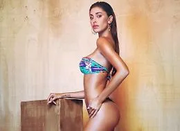 Vip in costume: il micro bikini di Belen e l'intero di Alessia Marcuzzi