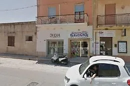 Marsala, gioielliere reagisce e spara: ferito uno dei sei rapinatori