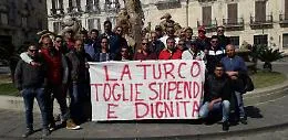 Operai senza stipendio assediano casa del datore di lavoro a Gela