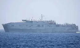 Nave militare Usa salva 40 migranti ma lascia in mare dodici cadaveri: adesso si trova davanti ad Augusta