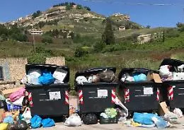 Rifiuti all'estero, la Regione ai sindaci: &laquo;Subito i bandi o sarete commissariati&raquo;